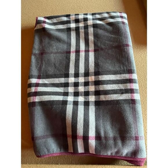 Woolrich Women's Gray Plaid Maroon Reversible Fleece Blanket Wrap TAILGATE WARM - Picture 4 of 4